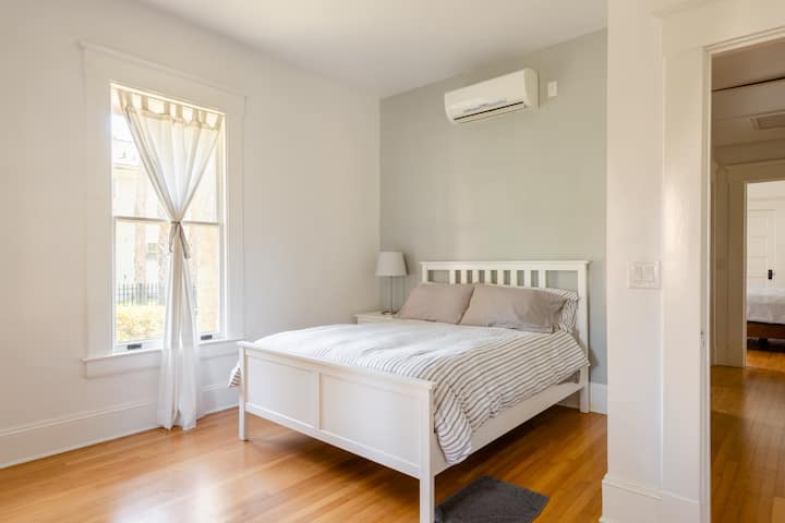 Dormitorio de invitados con jardines del patio lateral frente a la ventana