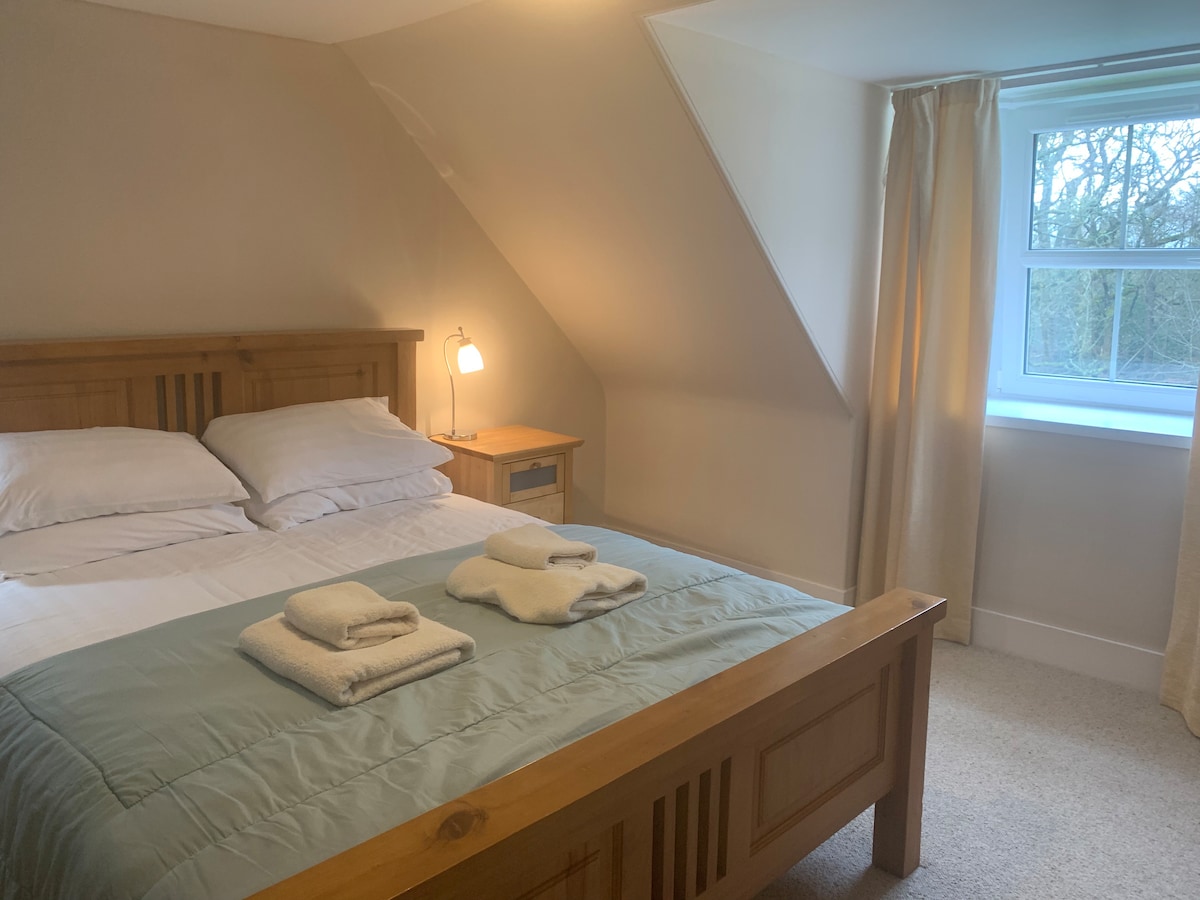 Izba s manželskou posteľou veľkosti King na poschodí 