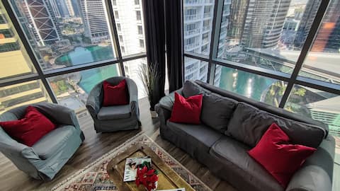 Top Airbnb: Luxe 1BD, boutique apt full lakeview 1m to Metro in Al Thanyah Fifth