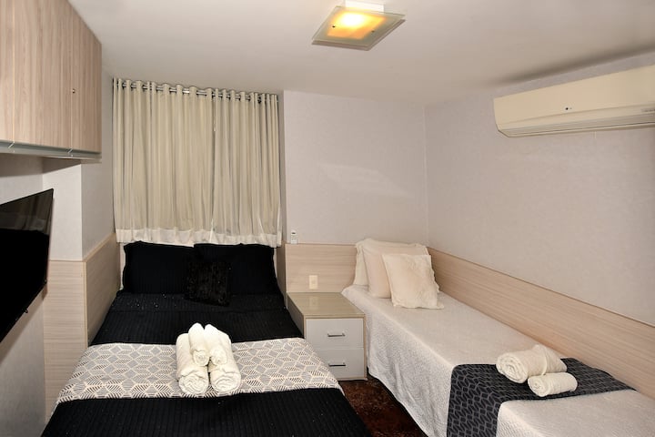 غرفة 3 مع تكييف هواء وتلفزيون ذكي وسرير مزدوج وسرير مفرد