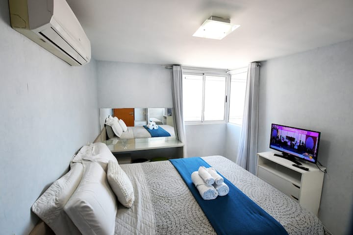 غرفة النوم 2 مع مكيف هواء وسرير بحجم كوين وتلفزيون ذكي