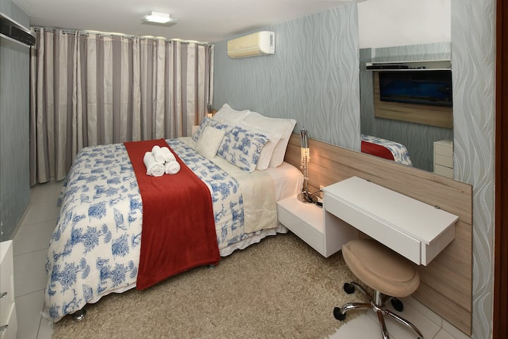 غرفة 1 مزودة بحمام داخلي وتكييف وتلفزيون ذكي وسرير كوين 