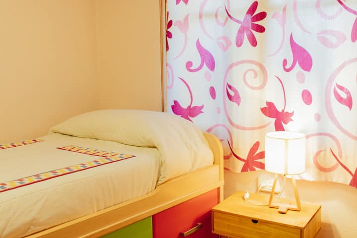 Juvnil room trundle bed 2 people