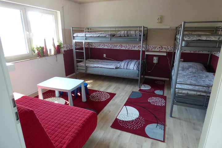 2 - ра спалня с 2 двуетажни легла (размер на леглата 90x200 всеки) и разтегателен диван (размер 140x200) за 6 души