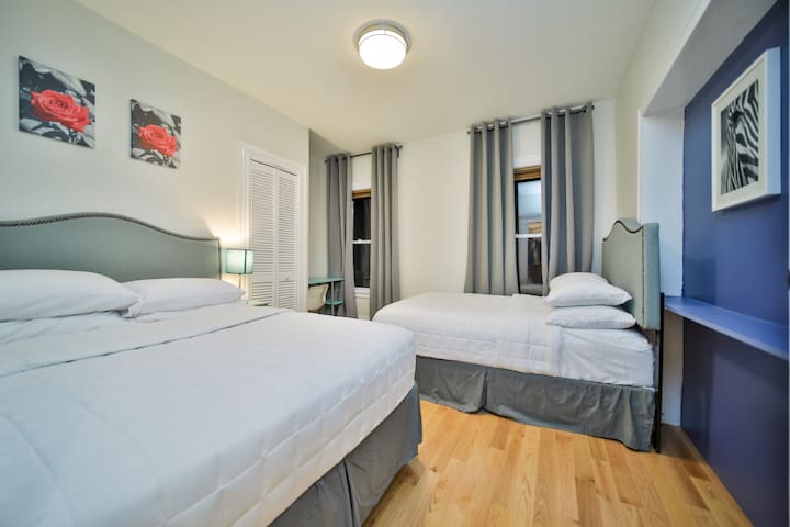 Chic Retreat min2 Downtown Backyard FreePrkg gallery image 3