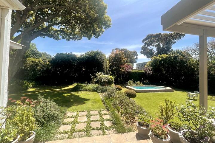 Sunny, Spacious Home in Cape Town Southern Suburbs