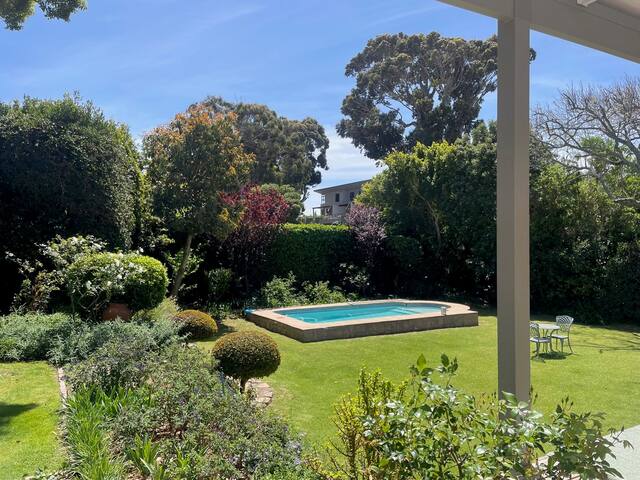 Sunny, Spacious Home in Cape Town Southern Suburbs gallery image 5