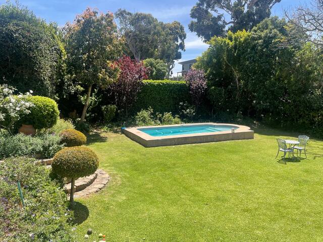 Sunny, Spacious Home in Cape Town Southern Suburbs gallery image 4