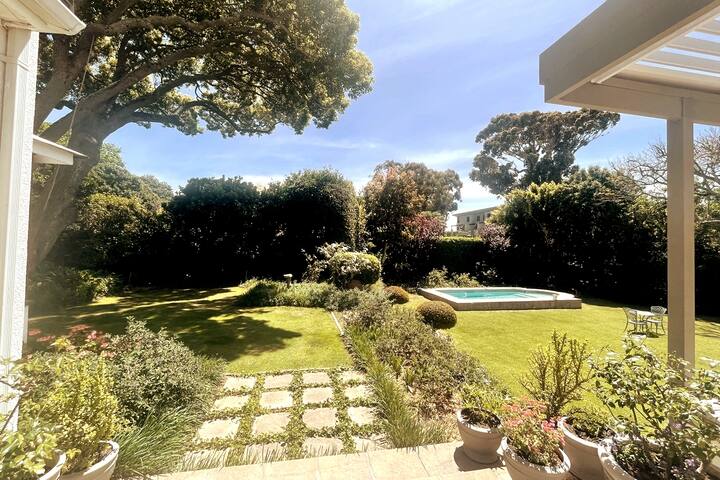 Sunny, Spacious Home in Cape Town Southern Suburbs gallery image 3