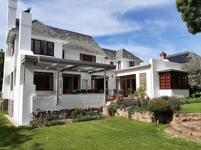 Sunny, Spacious Home in Cape Town Southern Suburbs gallery image 2