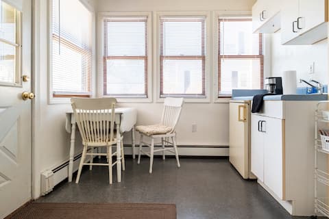 Cozy studio near VA Hospital & access to Boston