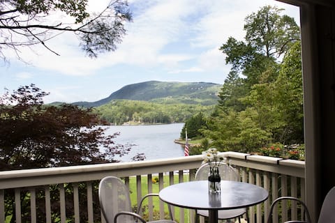 Lakefront Bliss Nestled in Great Smoky Mountains