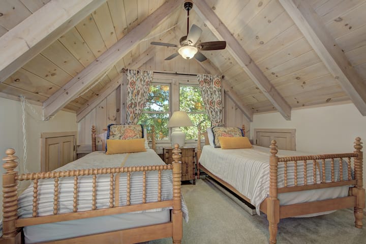 Მესამე სართულის საძინებელი ორადგილიანი საწოლებით.