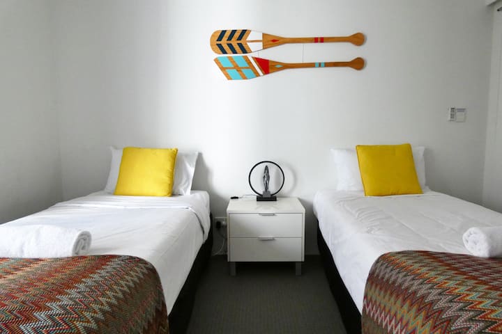 แสดงผ้าคลุมเตียงใหม่ล่าสุดของเรา ห้องนอนเดี่ยวขนาดใหญ่ 2 ห้องพร้อมตู้เสื้อผ้าและเข้าถึงระเบียง