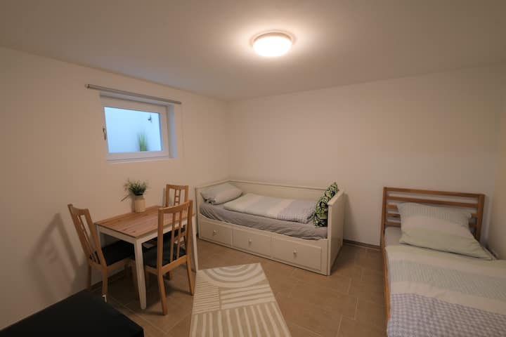 Chumba cha pili cha wageni kiko karibu na cha kwanza na kinaweza kuwekewa nafasi kwa ada ya ziada kwa mtu wa tatu na wa nne. - Chumba cha pili cha wageni kinaunganisha na cha kwanza na kina vitanda viwili vya ziada.