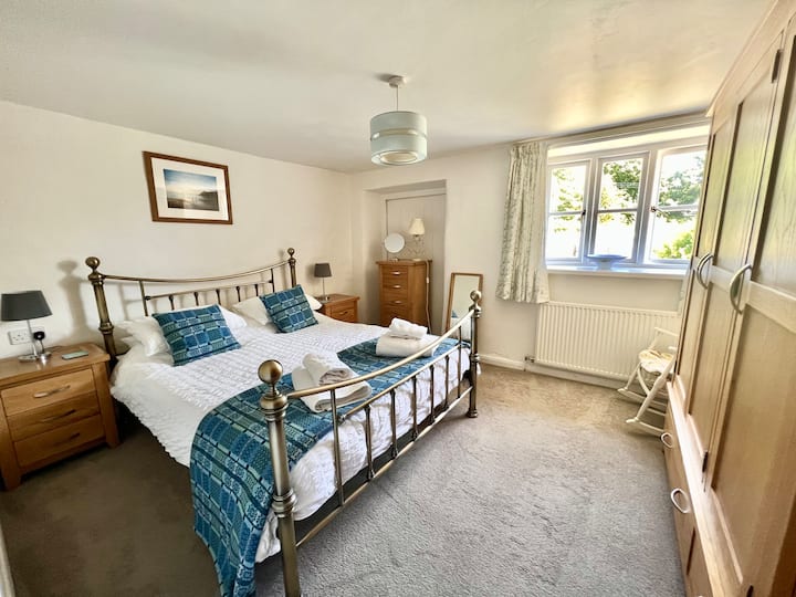 Dormitorio doble con cama tamaño king