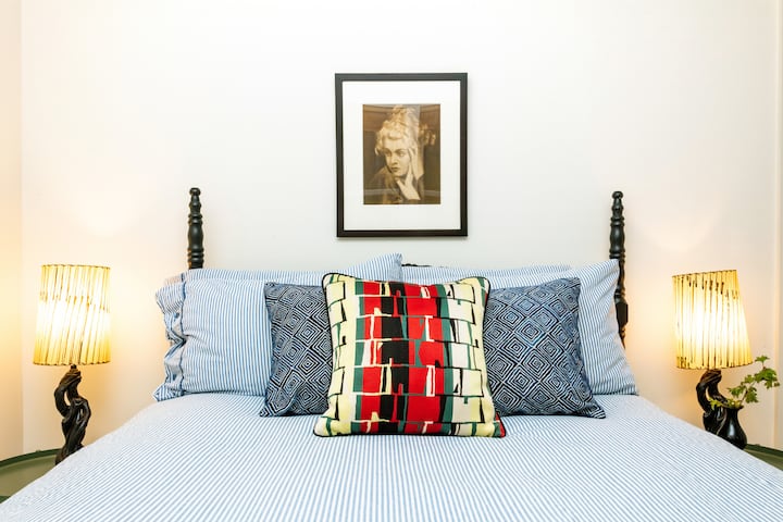 Dormitorio en la planta baja con vistas al bosque orientado al sur. 