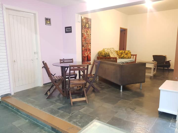 ห้องดูทีวีพร้อมเตียงเดี่ยวไม่ใช่โซฟาเก้าอี้นวมโซฟา 2 ที่นั่งและโต๊ะกลมพร้อมเก้าอี้ 6 ตัว 