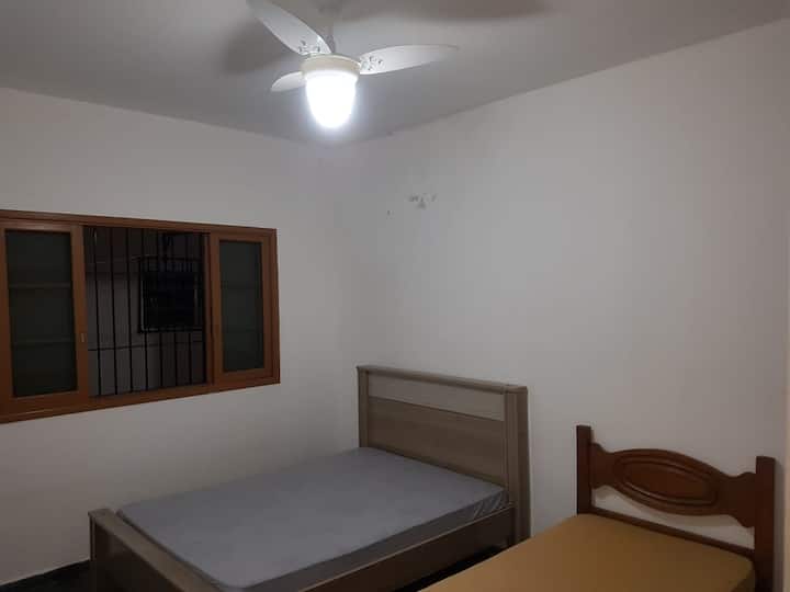 ห้องนอน 4 ของโถงทางเดินพร้อมพัดลมเพดานและชั้นวางของ 