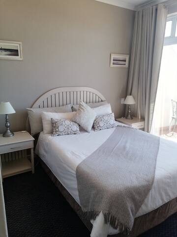 Cape Town Beachfront Apartment – Two Bedroom gallery image 2