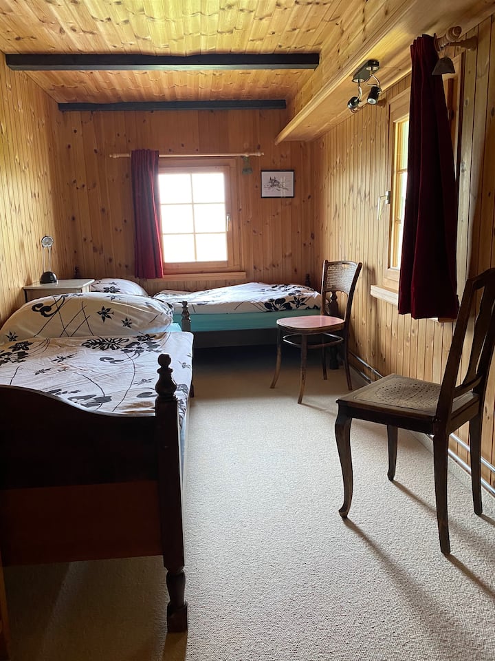 غرفة نوم الطابق الثاني