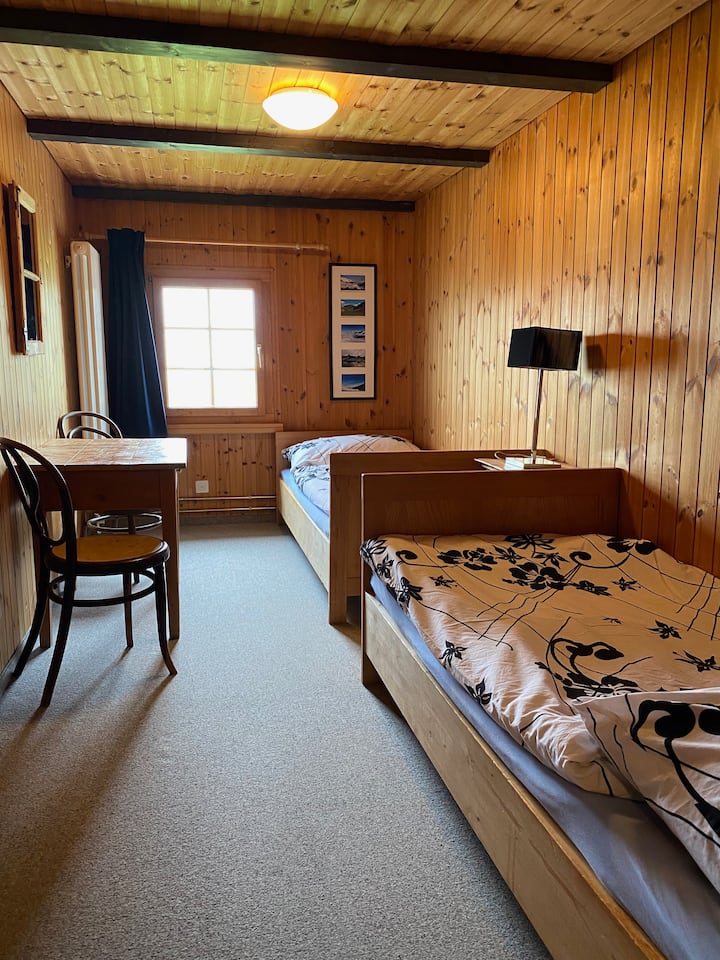 غرفة نوم الطابق الثاني