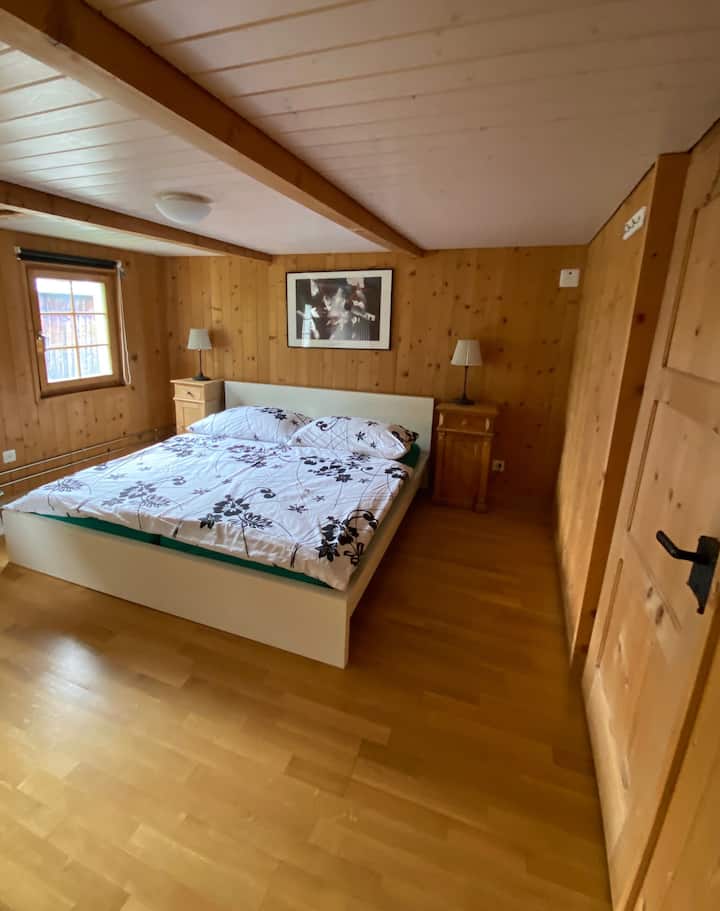 غرفة نوم الطابق الثاني