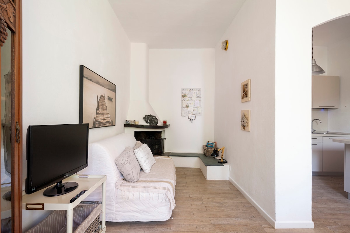 Top Airbnb: Outstanding sea view with garden and chimney in Vernazza