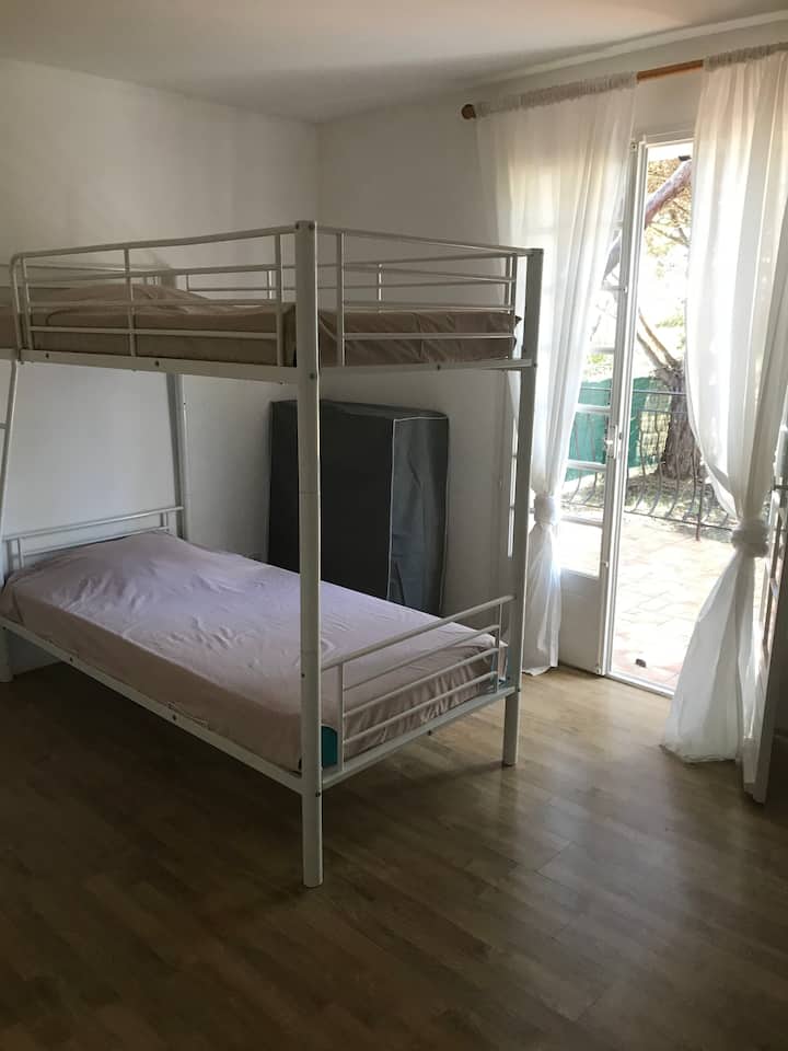 90/190 легла
Пристап до големи плакари и тераса 