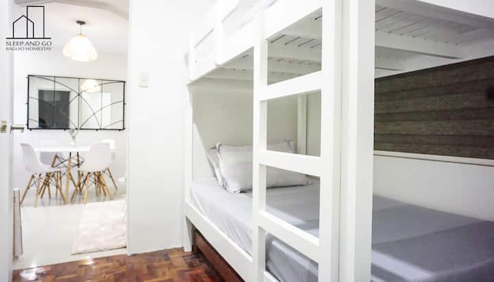 Спалня 2:
двуетажно легло с двоен размер (54x75 инча)
Единично разтегателно легло (36x75 инча)
Пейка (не на снимката)
Работно / учебно бюро (не е на снимката)
Вентилатор за електрическа стойка (не е на снимката)