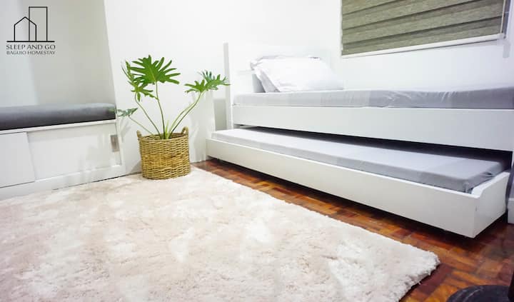 Спалня 1:
двойно легло (54x75 инча) с единично разтегателно легло 
Пейка (не на снимката)
Огледалнидрехи в пълен размер
и поставка за обувки (не на снимката)