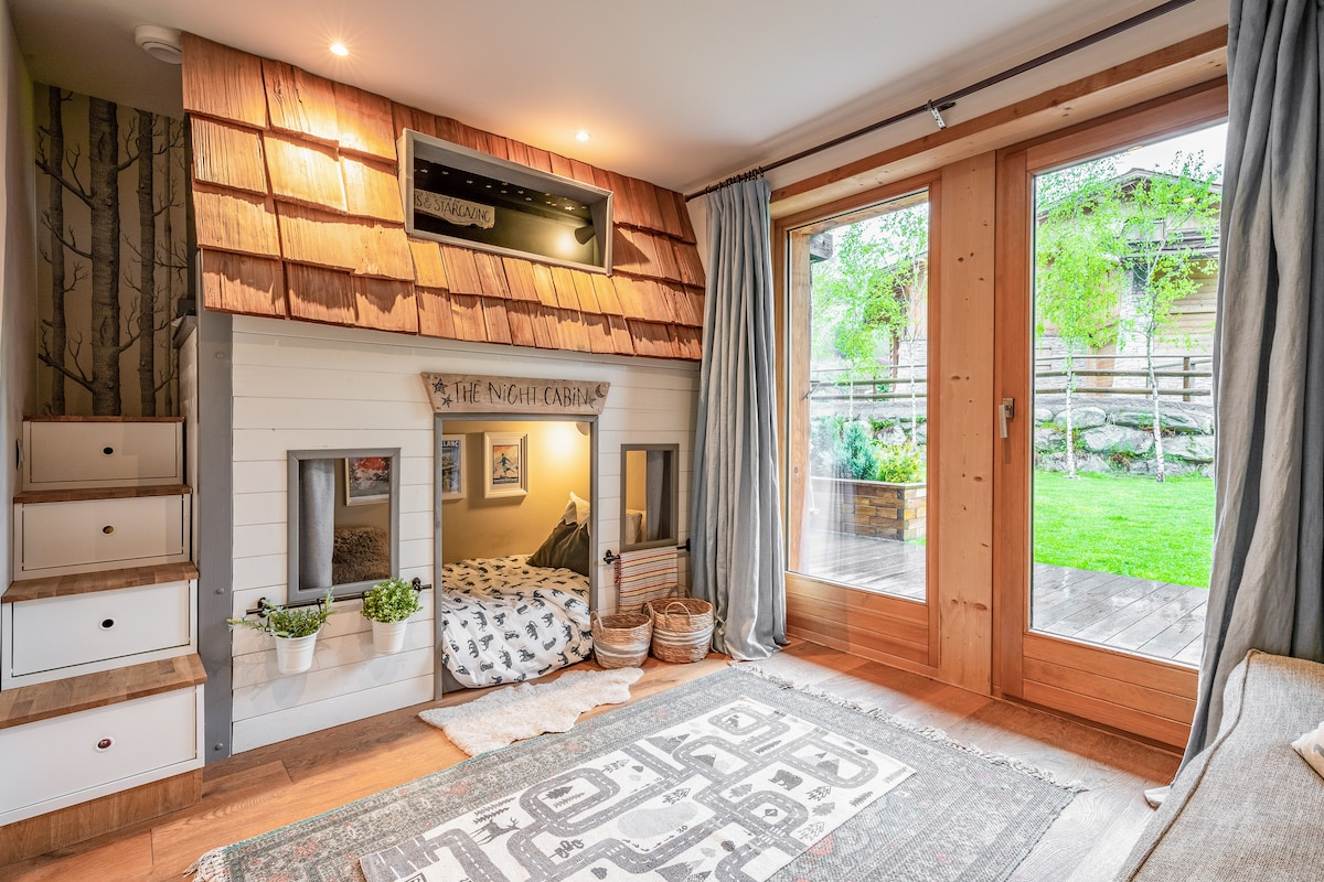 Საძინებელი 3 ორადგილიანი ორსართულიანი საწოლით სრული ზომის ერთადგილიანი ლეიბებით