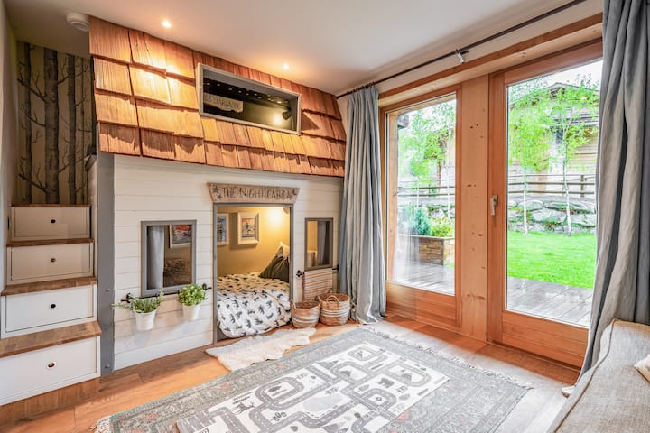 غرفة نوم 3 بسرير بطابقين مع فرشات مفردة كاملة الحجم