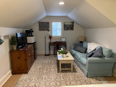 Top performing Airbnb: Garage suite close to downtown & low cleaning fee! in Elizabeth