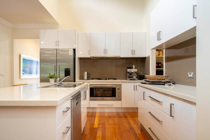 Luxury Canterbury Jetty Pool, Spa, Blairgowrie gallery image 4