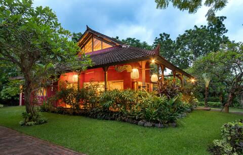 Cozy villa with large garden and pool