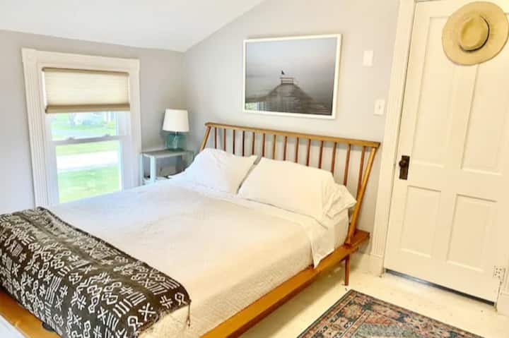 Chumba kikubwa zaidi cha kulala kilicho na kitanda cha malkia. 