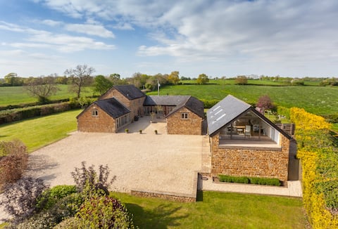Stunning edge of village 5 bedroom Cotswold home