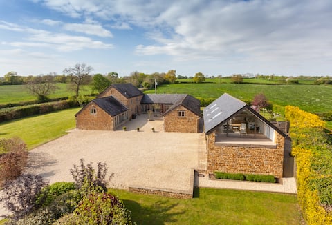 Stunning edge of village 5 bedroom Cotswold home
