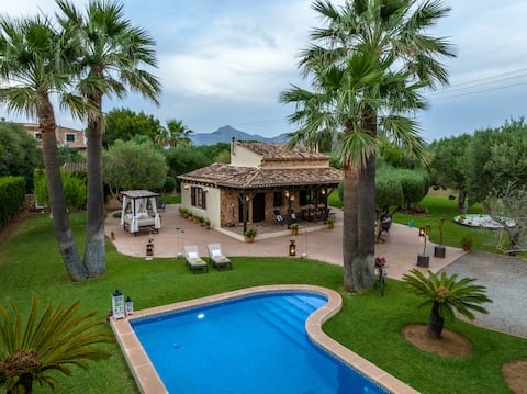 Anuncio de Airbnb popular: CHARMING VILLA CA NA XIDOIA IN ALCUDIA. en Illes Balears
