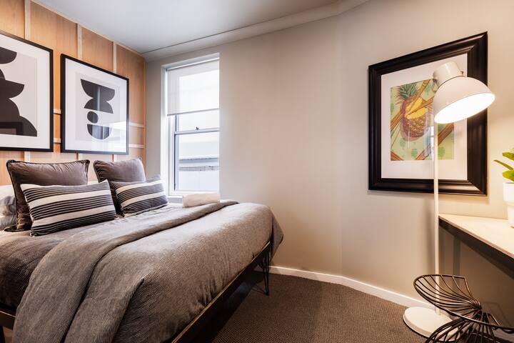 Stunning Modern Art in a Surry Hills Apartment gallery image 4