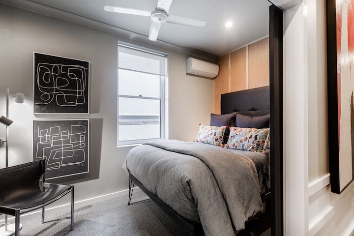 Stunning Modern Art in a Surry Hills Apartment gallery image 2