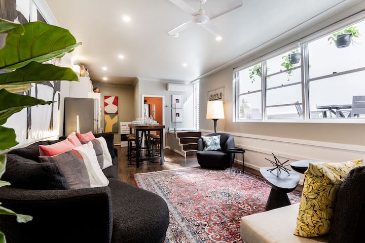 Stunning Modern Art in a Surry Hills Apartment