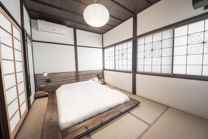 ＜2F　客室A＞

ダブルベッド（1）

※最大2名収容
※スペアマットレスもご用意しています。
使用の方は事前にお知らせ下さい。

【【【【ゲストルーム】】A >

・ダブルベッド(1)

*定員2名
*予備のマットレスもあります。
ご希望の方は事前にご連絡下さい。