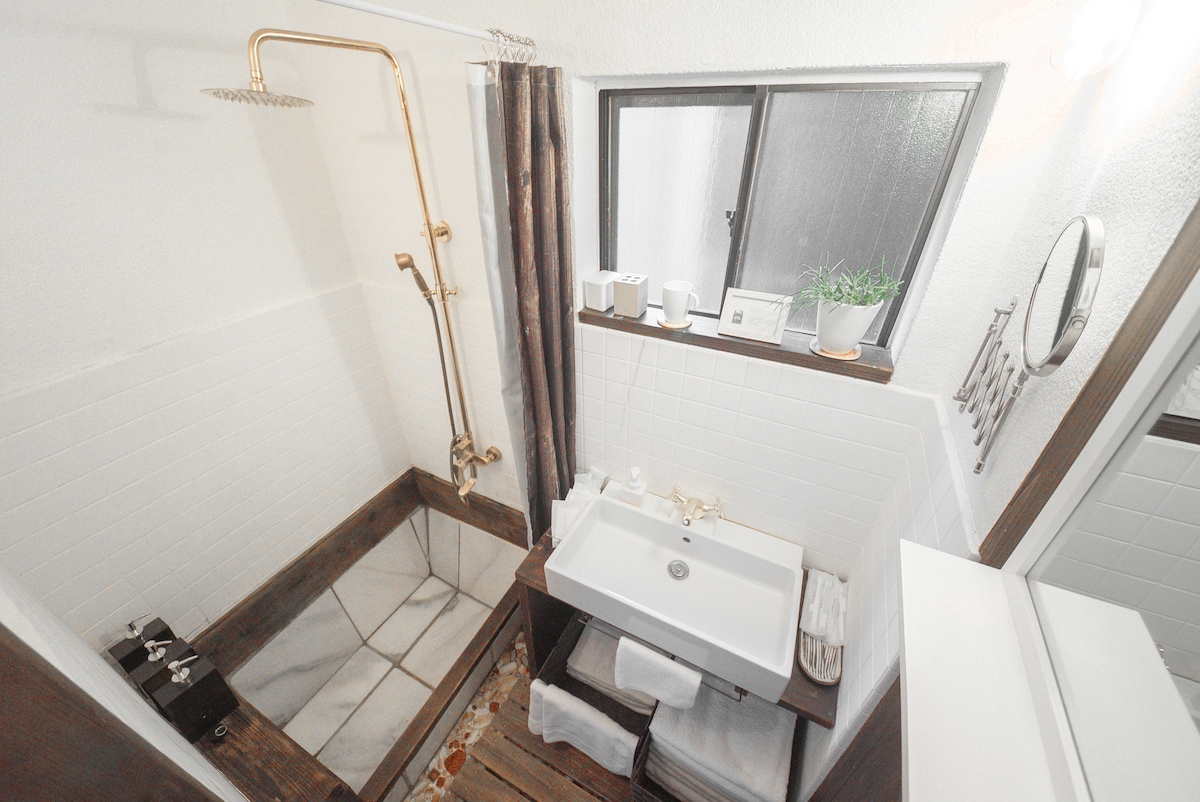 ＜1F　バスルーム＞

木と石で造られた他にはないシャワールームです。

ドライヤー、シャンブー、リンス、ボディーソープ、バスタオル、フェイスタオル、歯ブラシ、ボディースポンジをご用意しています。

< 1 Fバスルーム>

ヘアドライヤー、シャンプー、コンディショナー、ボディソープ、バスタオル、フェイスタオル、歯ブラシ、ボディースポンジをご用意しております。