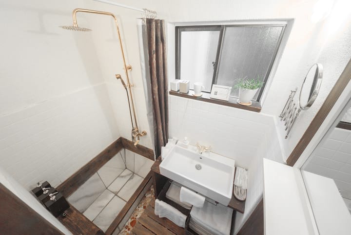 ＜1F　バスルーム＞

木と石で造られた他にはないシャワールームです。

ドライヤー、シャンブー、リンス、ボディーソープ、バスタオル、フェイスタオル、歯ブラシ、ボディースポンジをご用意しています。

< 1 Fバスルーム>

ヘアドライヤー、シャンプー、コンディショナー、ボディソープ、バスタオル、フェイスタオル、歯ブラシ、ボディースポンジをご用意しております。