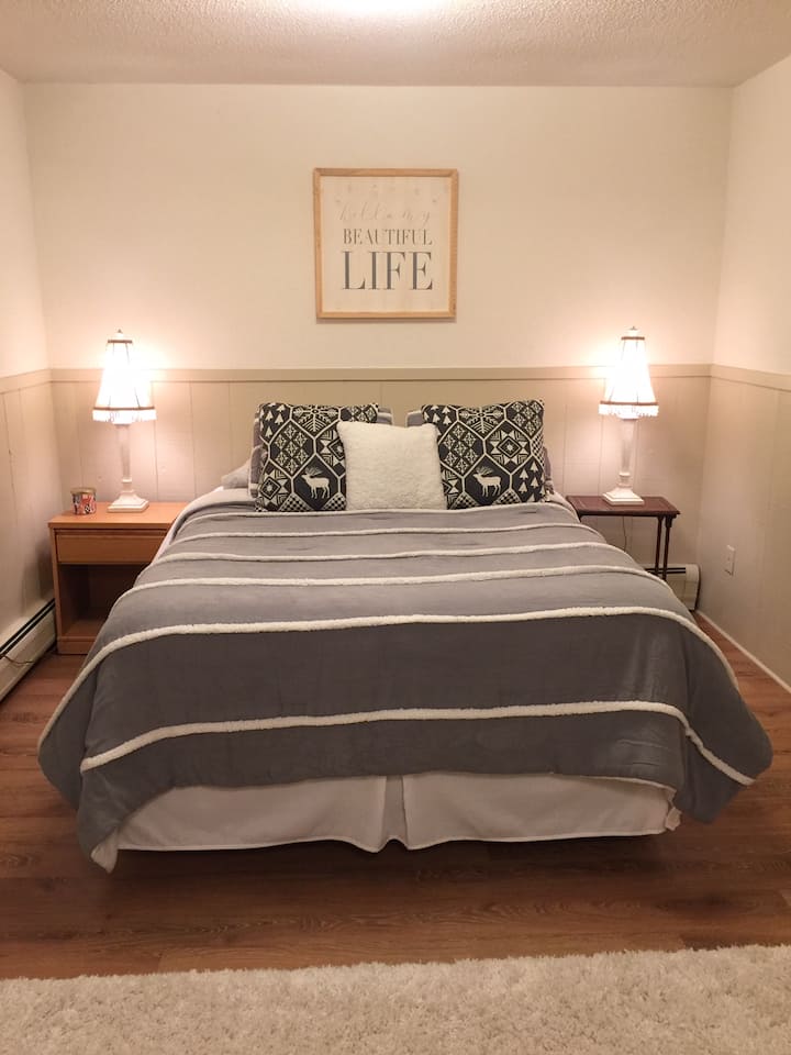 ห้องนอนใหญ่พร้อมเตียงควีนไซส์และตู้เสื้อผ้าแบบเดินเข้าได้ขนาดใหญ่