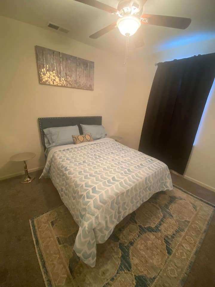 Spálňa s manželskou posteľou Queen na