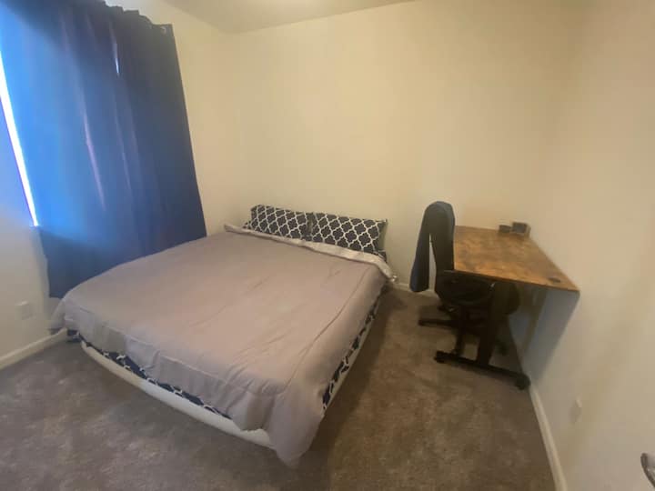 Kráľovská nafukovacia posteľ s kancelárskym stolom a stoličkou