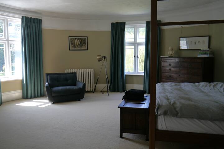 Საძინებელი ერთი: გასაშლელი ოთხი პოსტერი